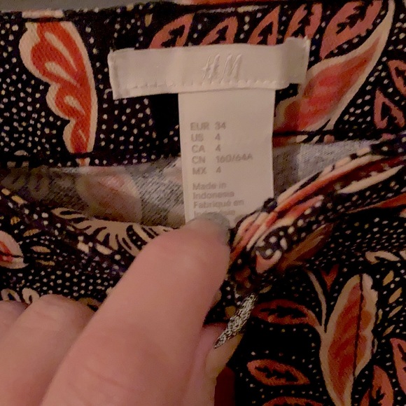 H&M Size 4 Peacock Patterned Cuffed Shorts Of Navy Blue Dusty Coral White Yellow - Picture 9 of 12